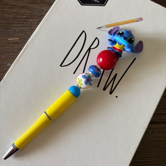 Disney Doorables: lilo & Stitch: Stitch summer handmade beaded pen - Picture 2 of 3